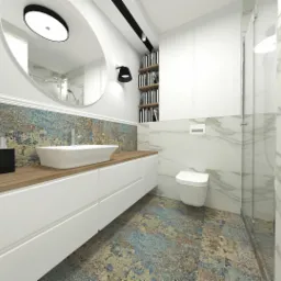 Nowoczesna łazienka z białą szafką pod umywalką, drewnianym blatem, wzorzystą ścianą nad blatem i okrągłym lustrem. Na ścianie po prawej stronie umywalki znajduje się toaleta i kabina prysznicowa.