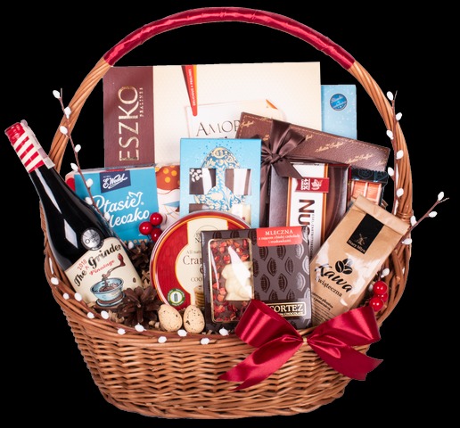 Wiklinowy kosz wypełniony różnorodnymi słodyczami, kawą ziarnistą i butelką wina z etykietą 'The Grinder Pinotage', ozdobiony czerwoną kokardą i drobnymi dekoracjami.