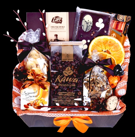 Elegancki kosz prezentowy z kawą ziarnistą, czekoladą, suszonymi pomarańczami i słodyczami, przewiązany brązową wstążką, na tle pomarańczowej serwetki w drewnianym koszu.