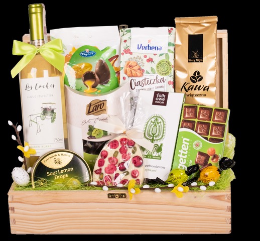 Elegancki, drewniany kosz prezentowy wypełniony różnorodnymi produktami spożywczymi: butelka wina Los Coches z zieloną kokardą, kawa Stary Młyn, ciastka Verbena, czekoladki, cukierki i ozdobne...