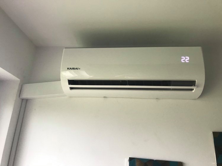 Biała klimatyzacja Kaisai zamontowana na ścianie z wyświetlaczem temperatury 22 stopnie Celsjusza.