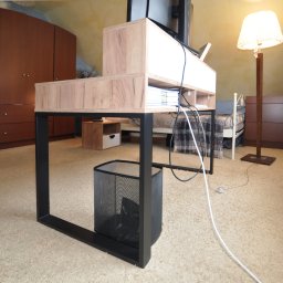 biurko z nadstawka i półkami z tyłu