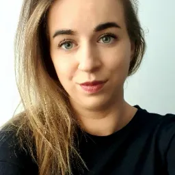 Portret kobiety z długimi blond włosami i zielonymi oczami na jasnym tle, reprezentująca doradcę finansowego z Pisz.