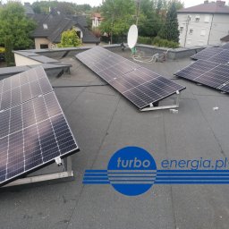 17 paneli 370W JA Solar Half Cut,
Inwerter SMA Sunny Boy 6.0-US-41
Moc instalacji to 6,29kWp 