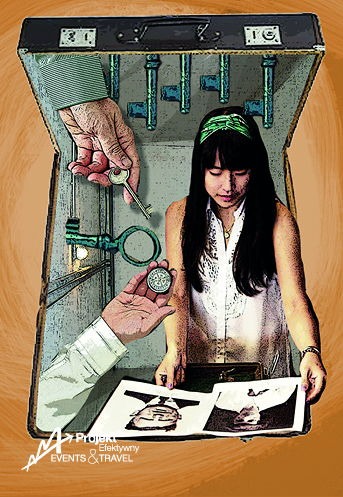 Grafika przedstawia kobietę z opaską na głowie, która stoi wewnątrz otwartej walizki wypełnionej kluczami, a ręce podają jej klucz i monetę nad rozłożonymi czarno-białymi zdjęciami, całość...