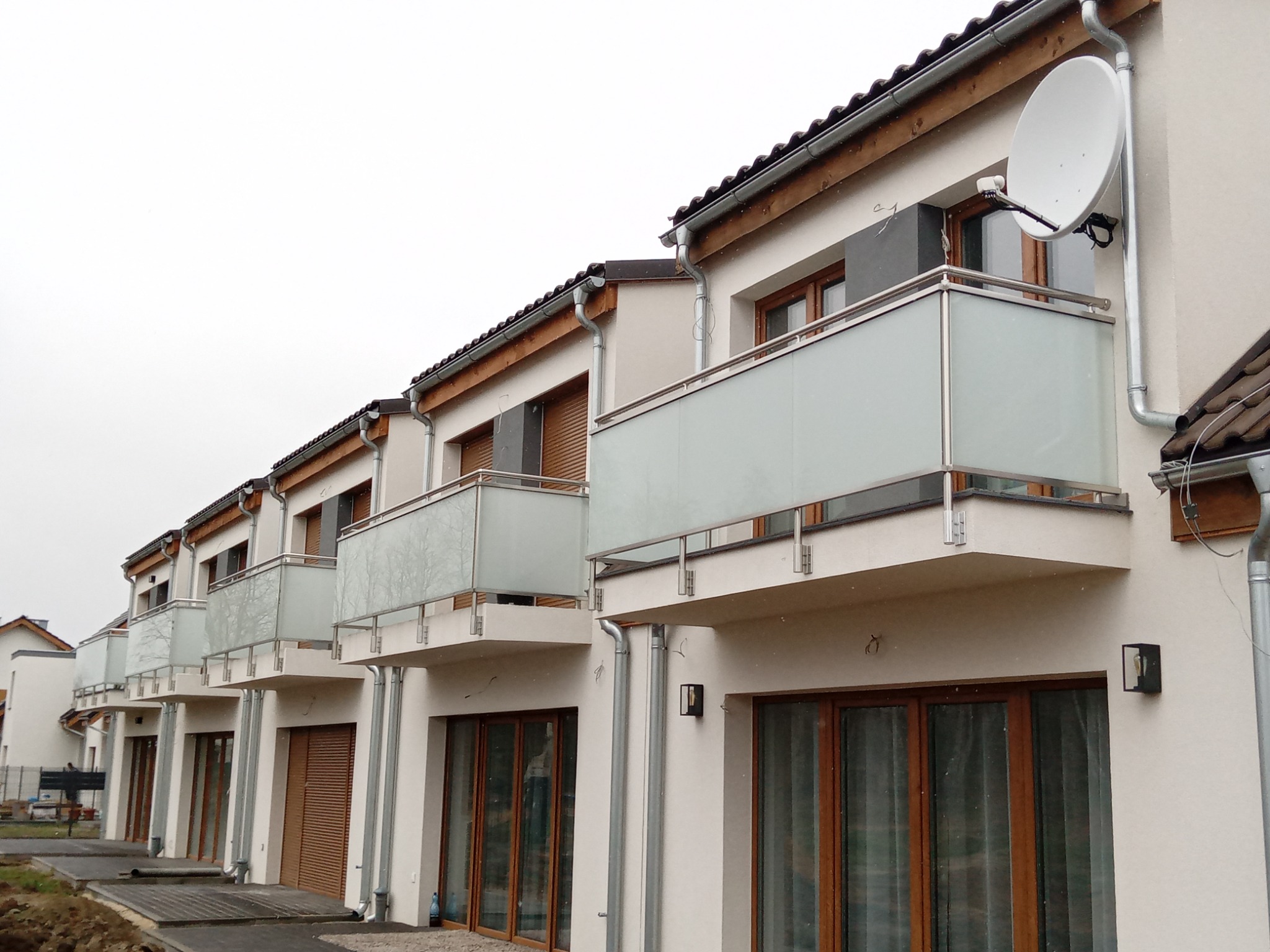 Balustrada z Aluminium , montaż na słupkach od czoła , wypełnienie szklane mleczne 44.2 vsg esg.