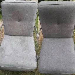 Porównanie fotela tapicerowanego przed i po czyszczeniu, widoczne różnice w odcieniu i usunięte plamy na siedzisku.