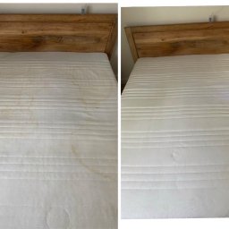Zajclean - Porównanie materaca z drewnianym wezgłowiem przed i po czyszczeniu, widoczne usunięte plamy i zabrudzenia.
