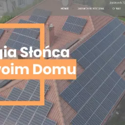 Strona internetowa firmy kkenergy.pl prezentująca instalacje fotowoltaiczne na dachu domu, widok z góry.