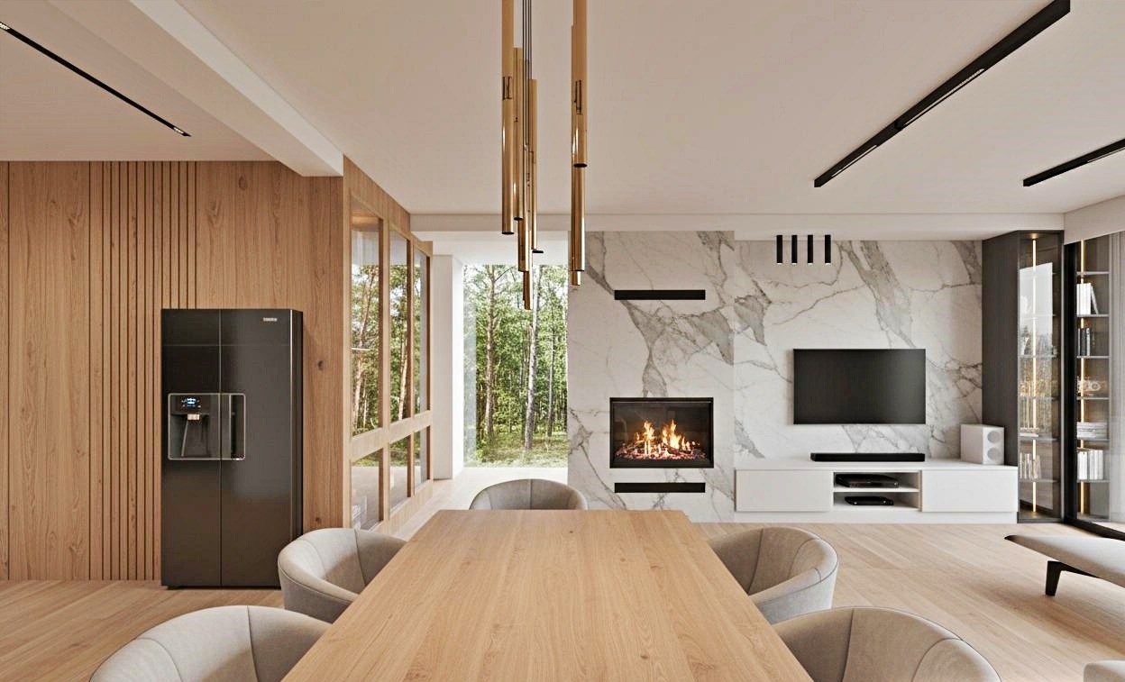 Nowoczesna jadalnia z drewnianym stołem, marmurowym kominkiem i czarną lodówką. Minimalistyczne oświetlenie i duże okna z widokiem na zieleń.