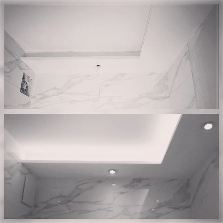 Dwu-segmentowe ujęcie wykończonej łazienki: górny kadr prezentuje fragment sufitu z wystającym kablem, marmurowe płytki ścienne i wnękę; dolny kadr ukazuje sufit podwieszany z oświetleniem...