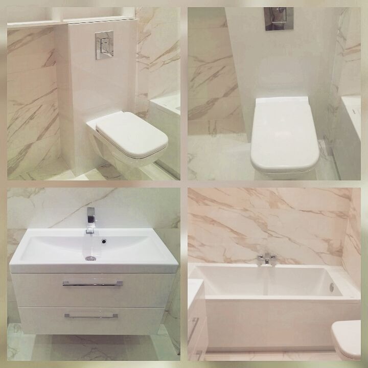 Kwadratowy kolaż przedstawiający wykończoną łazienkę z białymi płytkami imitującymi marmur, wiszącą toaletą, umywalką z szafką i wanną.