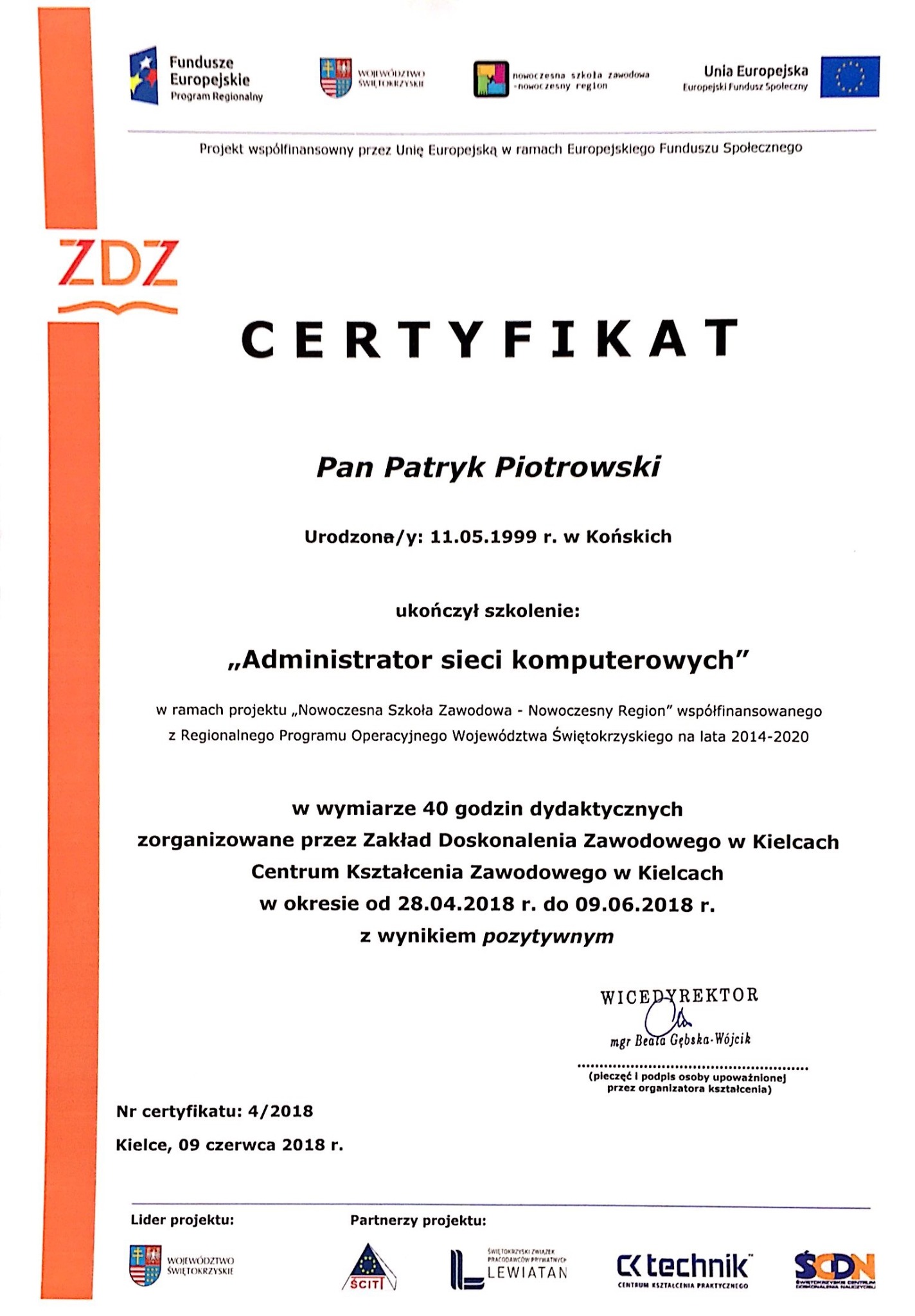 Skan certyfikatu ukończenia szkolenia 'Administrator sieci komputerowych' dla Patryka Piotrowskiego, wydanego przez Zakład Doskonalenia Zawodowego w Kielcach, z logotypami Funduszy Europejskich...