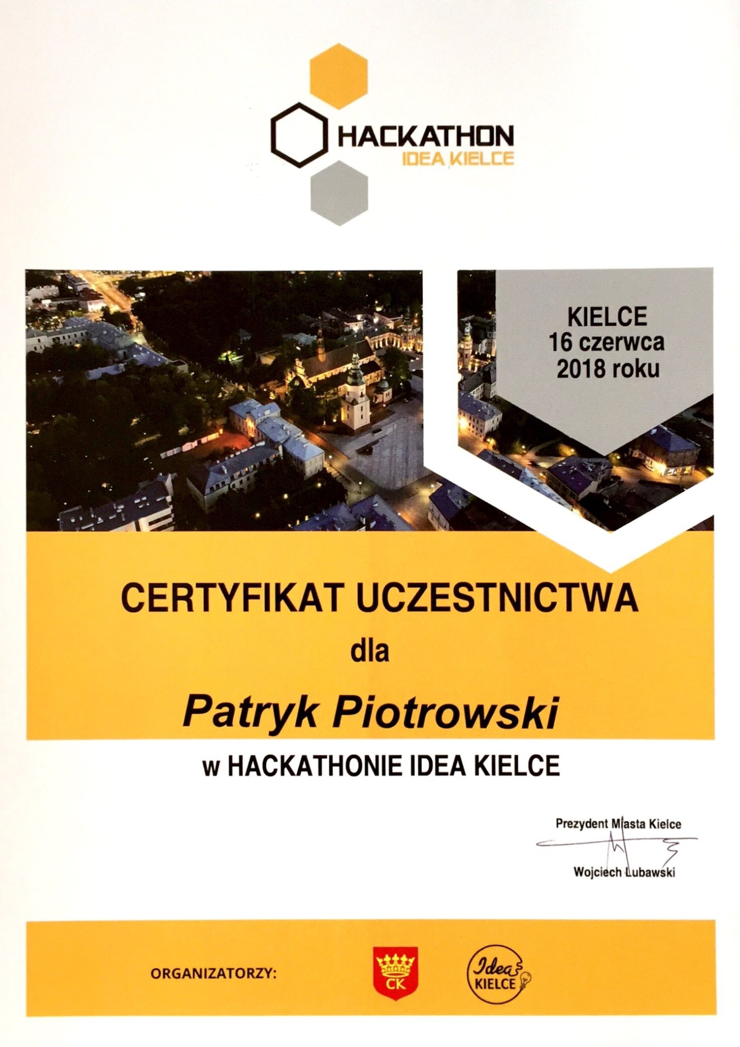 Certyfikat uczestnictwa w Hackathonie Idea Kielce dla Patryka Piotrowskiego, z widokiem nocnych Kielc i logotypami organizatorów.