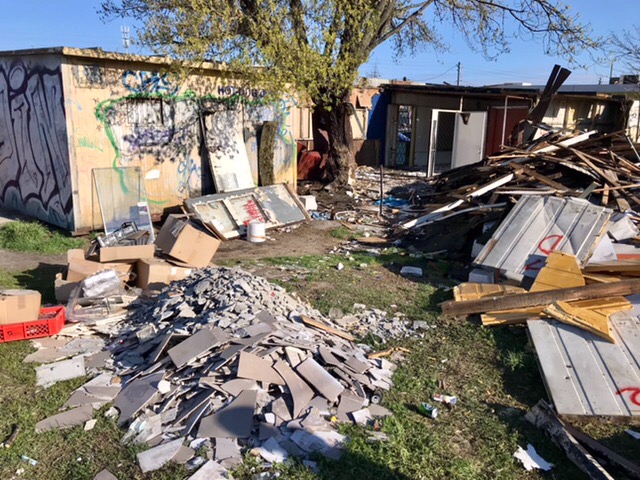 Segregacja by ułatwić wywózkę materiałów, klient podstawił 2 kontenery, gruz i mieszane.