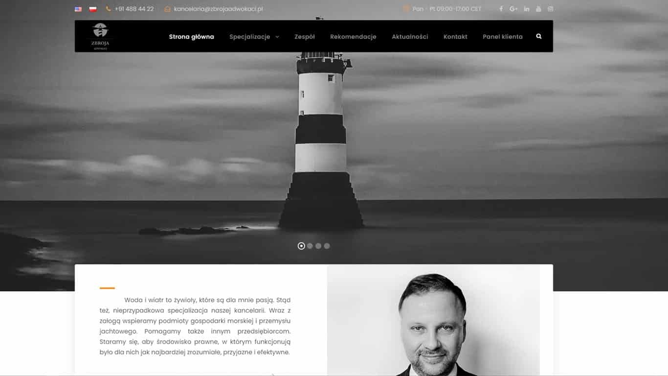 Strona internetowa kancelarii adwokackiej Zbroja z motywem latarni morskiej na tle morza, nawigacja w górnym panelu, w dolnej części fragment tekstu o specjalizacji morskiej i zdjęcie adwokata.
