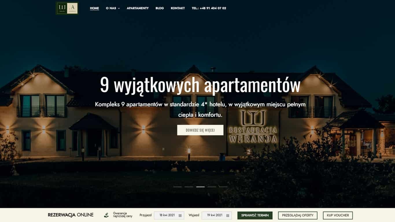 Zrzut ekranu strony internetowej hotelu Weranda Apartments prezentujący budynek oświetlony w nocy, z tekstem '9 wyjątkowych apartamentów' i formularzem rezerwacji.