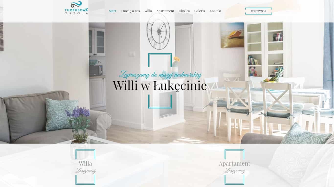 Zrzut ekranu strony internetowej Turkusowa Ostoja, prezentujący wnętrze willi nad morzem w Łukęcinie. Widoczny salon z szarą kanapą, kwiatami, białym stołem jadalnym i krzesłami, oraz elementami...