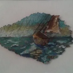 Pejzaż morski z żaglówką namalowany na uschniętym liściu, widoczny na białym tle.