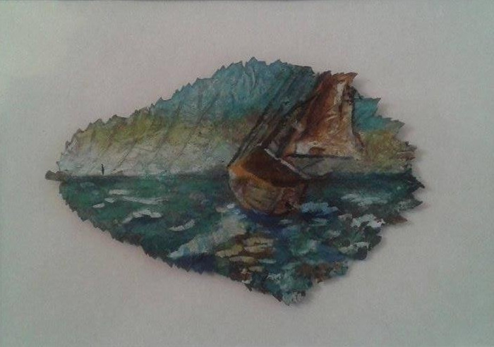 Pejzaż morski z żaglówką namalowany na uschniętym liściu, widoczny na białym tle.