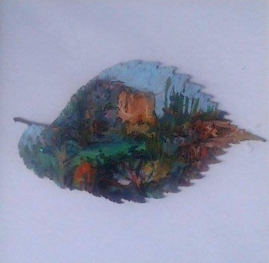 Ręcznie malowany pejzaż na ususzonym liściu, przedstawiający leśną scenerię z elementami nieba i drzew, umieszczony na jasnym tle.