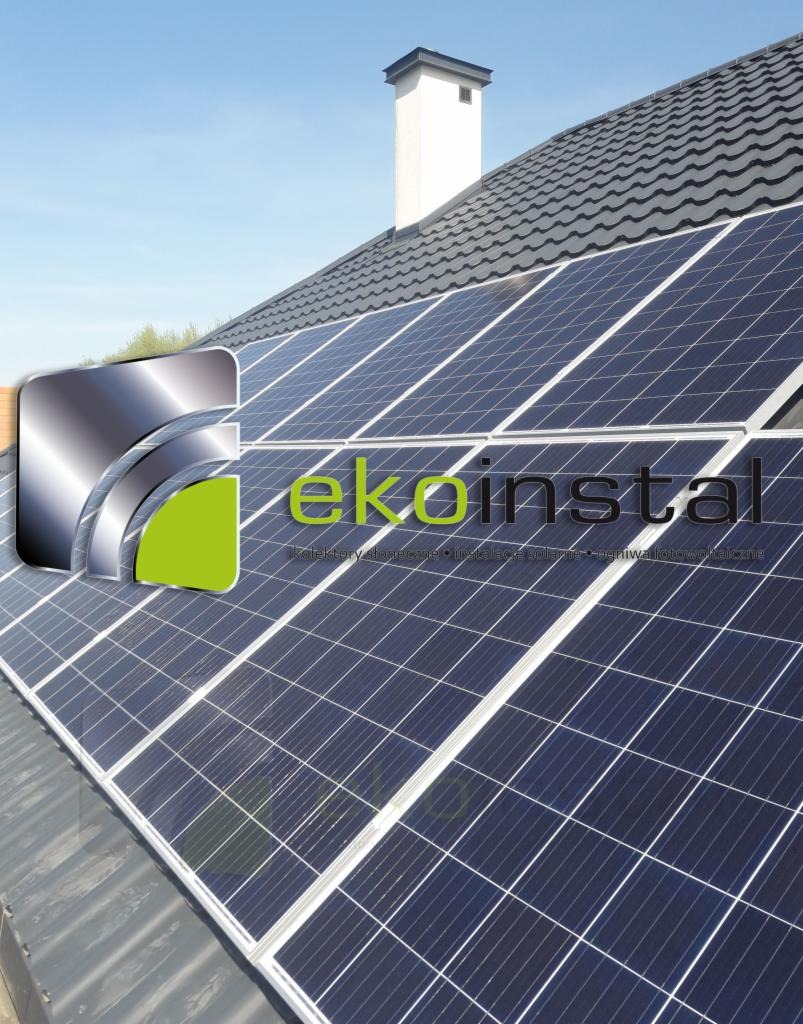 Panele słoneczne na dachu z szarej dachówki, komin w tle, logo firmy Ekoinstal na pierwszym planie.