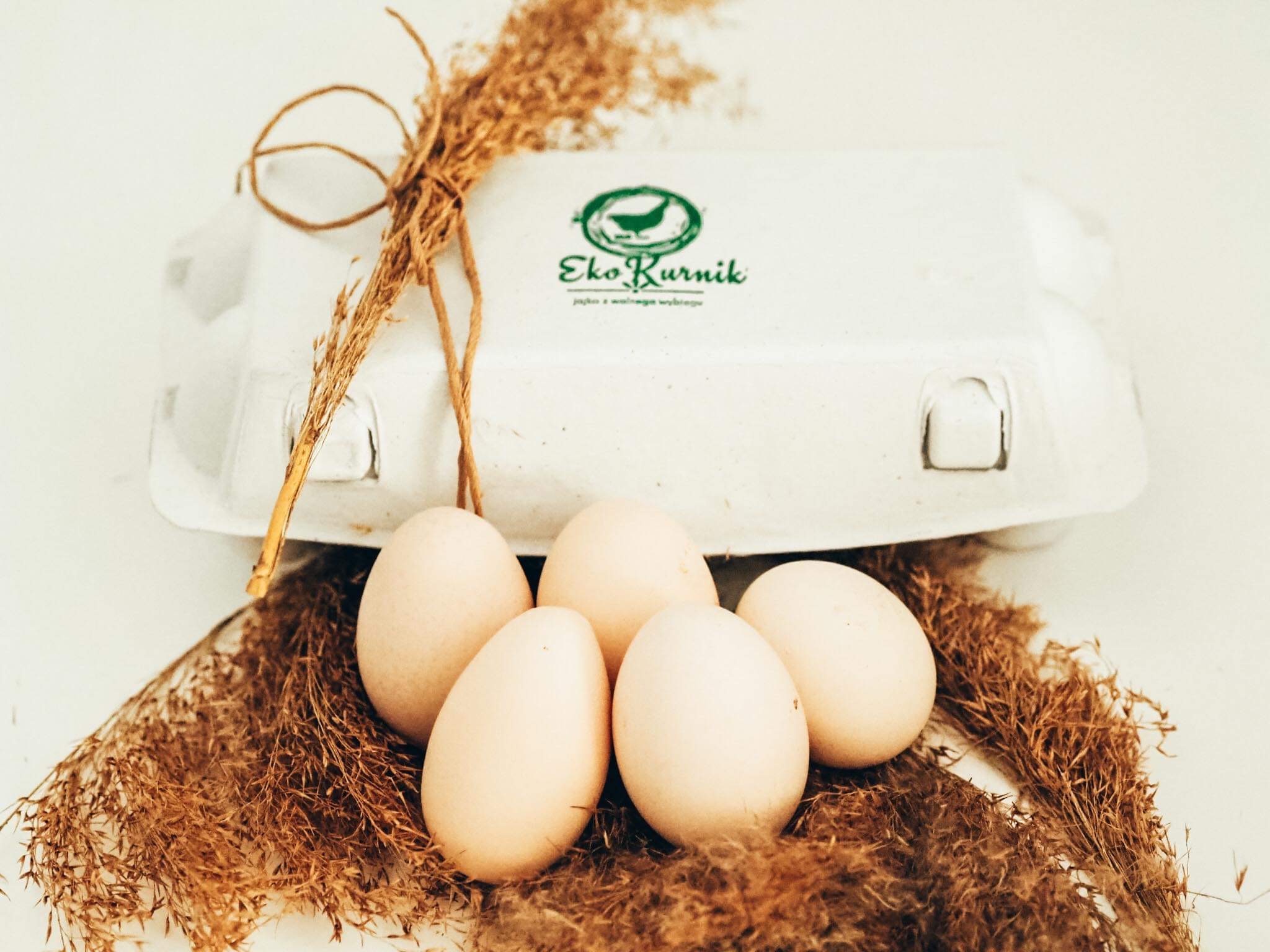Prawdziwe jajka wiejskie od kur z wolnego wybiegu karmionych tylko paszami własnej produkcji z własnych pól.