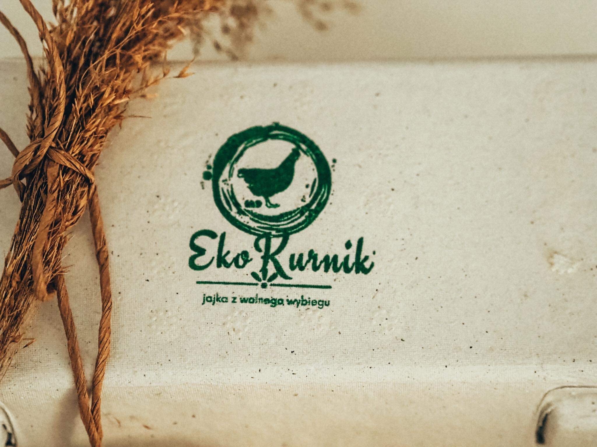 Ekologiczne opakowanie na produkty z logo Eko Kurnik, jaja z wolnego wybiegu, dekorowane suszonymi trawami.