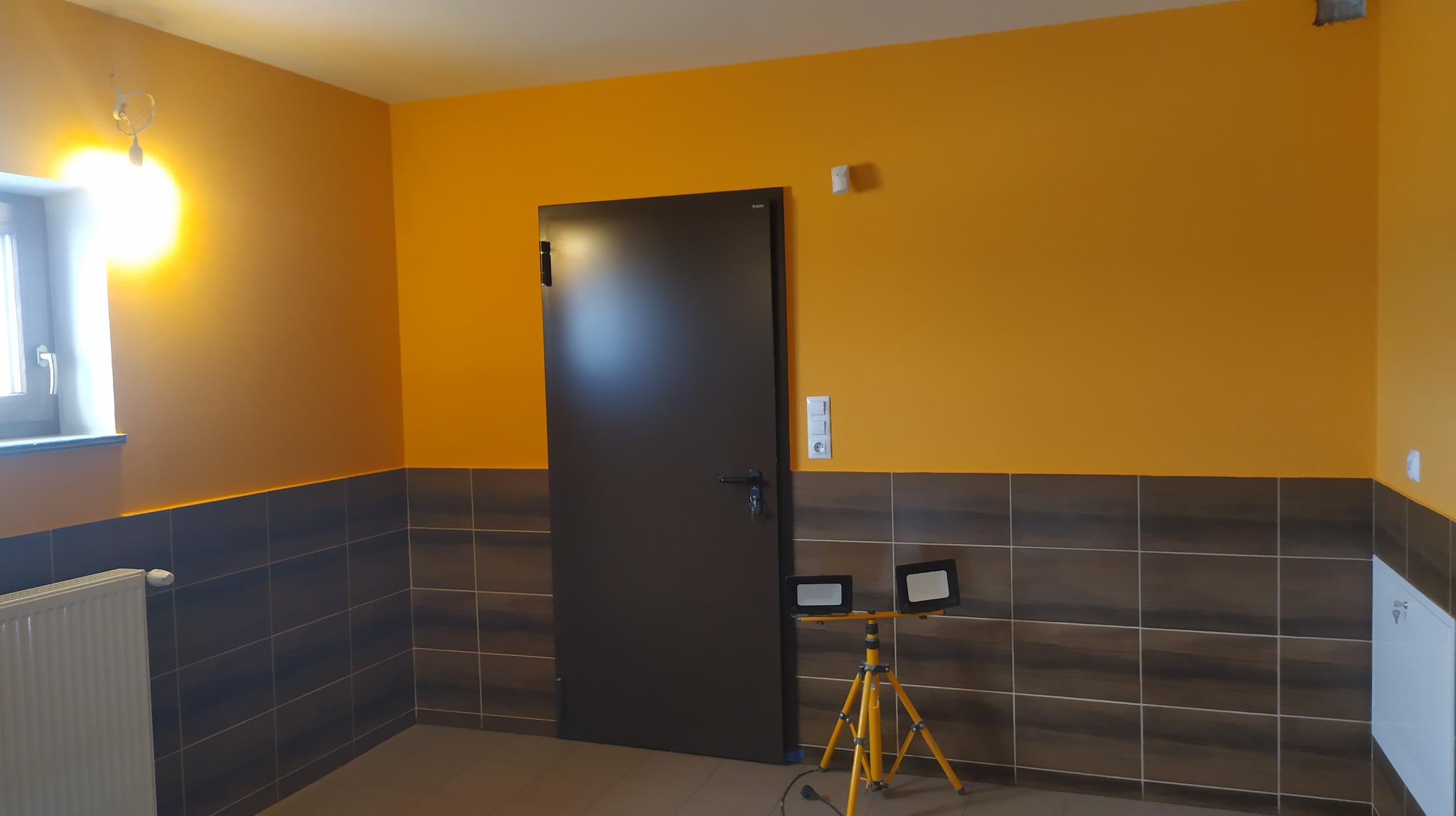 Ułożone płytki na ścianach do połowy garażu + posadzka zaprawki na ścianach wraz z gruntowaniem i malowaniem