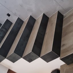 schody w stalowym obiciu wypełnione wysokiej jakości glazurą drewno podobna