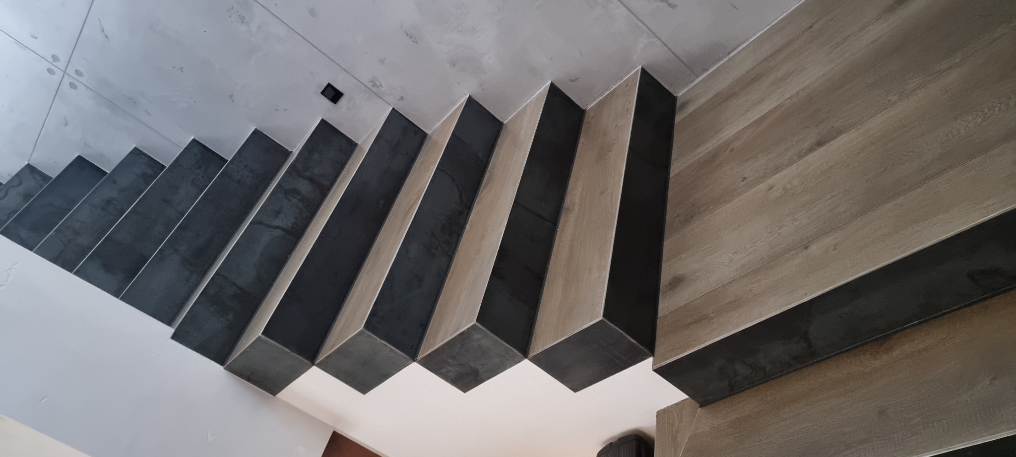 schody w stalowym obiciu wypełnione wysokiej jakości glazurą drewno podobna