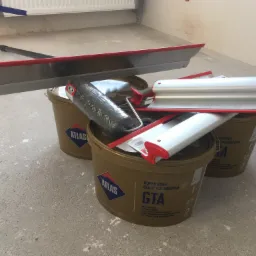 Gładź nakładam takim sprzętem :)