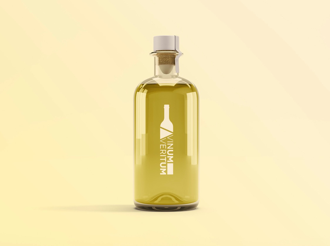 Szklana butelka z oliwkową zawartością, zamknięta korkiem i białą nakładką, z minimalistycznym białym logo przedstawiającym butelkę i napis 'VINUM VERITUM' na jednolitym, jasnym tle.