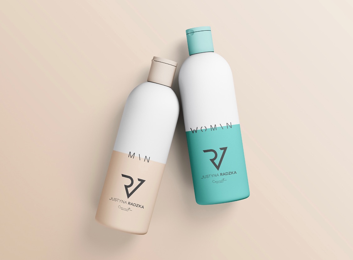 Dwie butelki kosmetyków, jedna oznaczona jako 'MAN' w beżowej tonacji, druga jako 'WOMAN' w turkusowej, obie z minimalistycznym logo 'RV' i nazwą marki 'Justyna Radzka'.