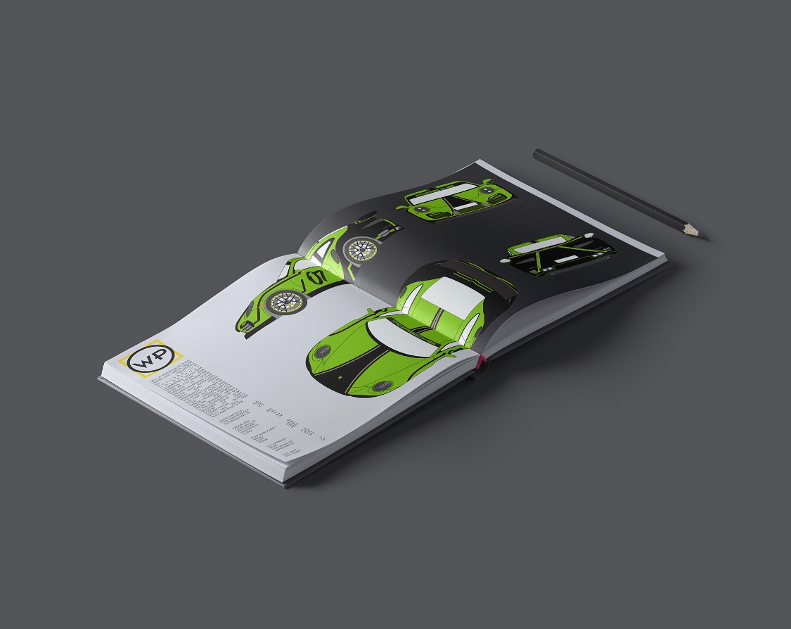 Otwarta książka z ilustracjami zielonego sportowego samochodu w różnych ujęciach, leżąca na szarym tle obok ołówka.