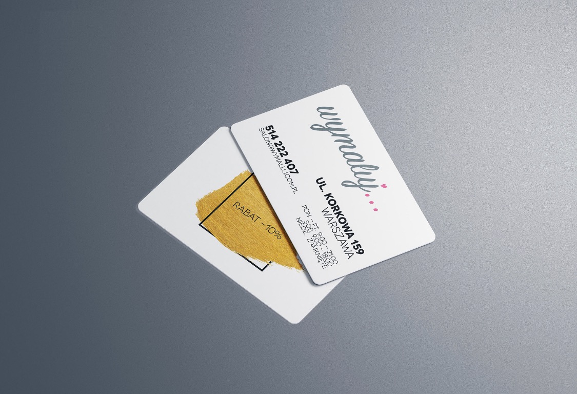 Dwie wizytówki na szarym tle. Jedna z napisem 'wymaluj...', numerem telefonu i adresem. Druga z grafiką imitującą pociągnięcie pędzlem złotą farbą i napisem 'Rabat -10%'.