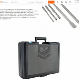 Zestaw wierteł i dłut do młotowiertarki marki MacAllister, wraz z czarną walizką z logo producenta, na białym tle.