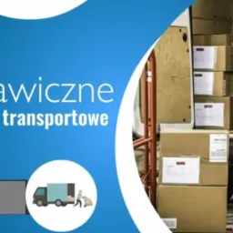 Załadunek kartonów do busa transportowego, widoczny tekst 'Błyskawiczne usługi transportowe' oraz numer telefonu.