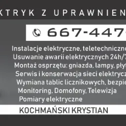 Grafika reklamowa elektryka z numerem telefonu, listą usług i postacią żarówki z rękami i nogami.