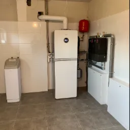 Montaż kotła gazowego razem z grupami pompowymi z mieszaczami.