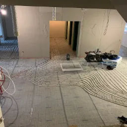 Montaż instalacji ogrzewanie podłogowego.