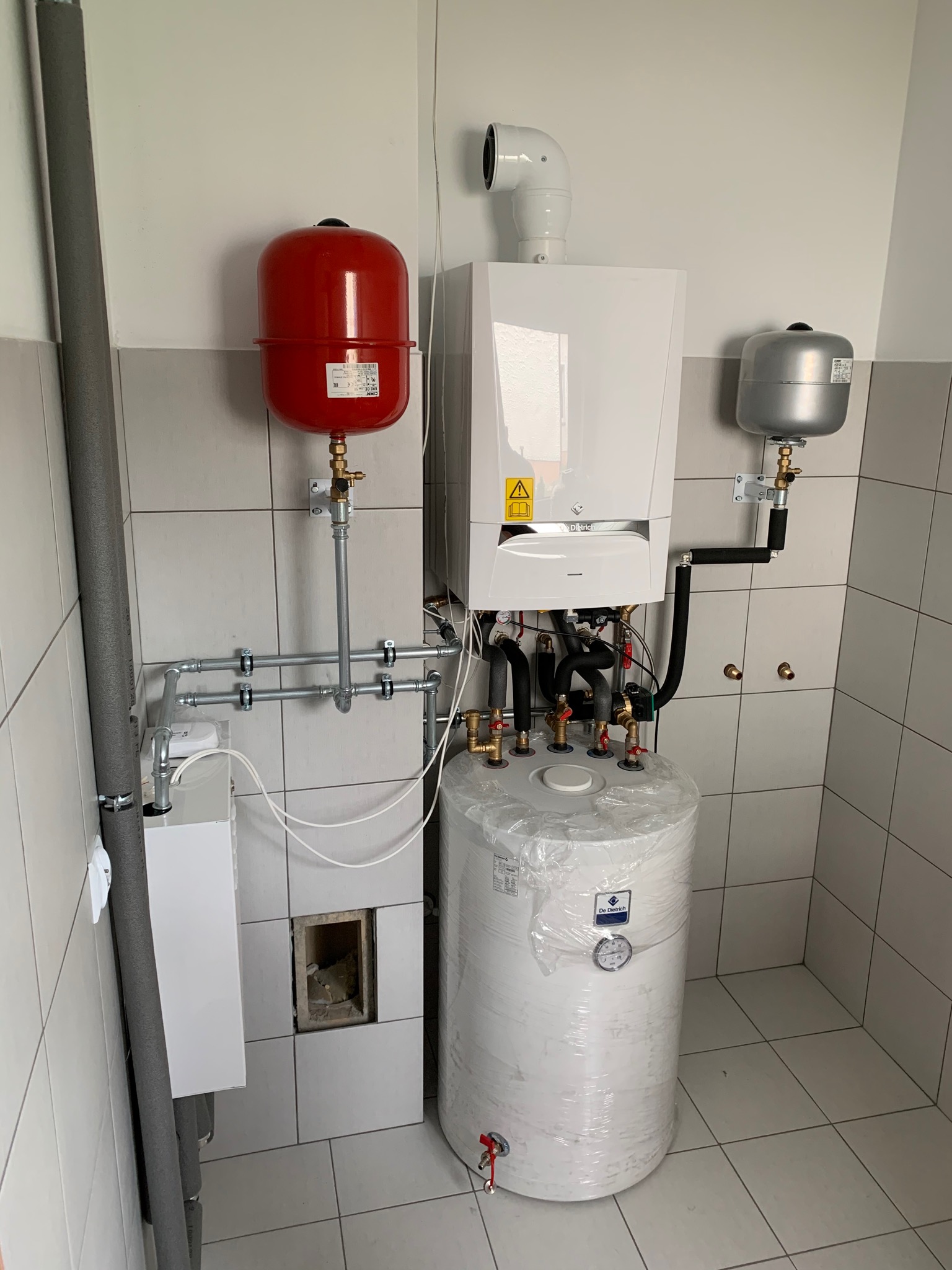 Kocioł kondensacyjny stać z grupą pompową na dwa obiegi.