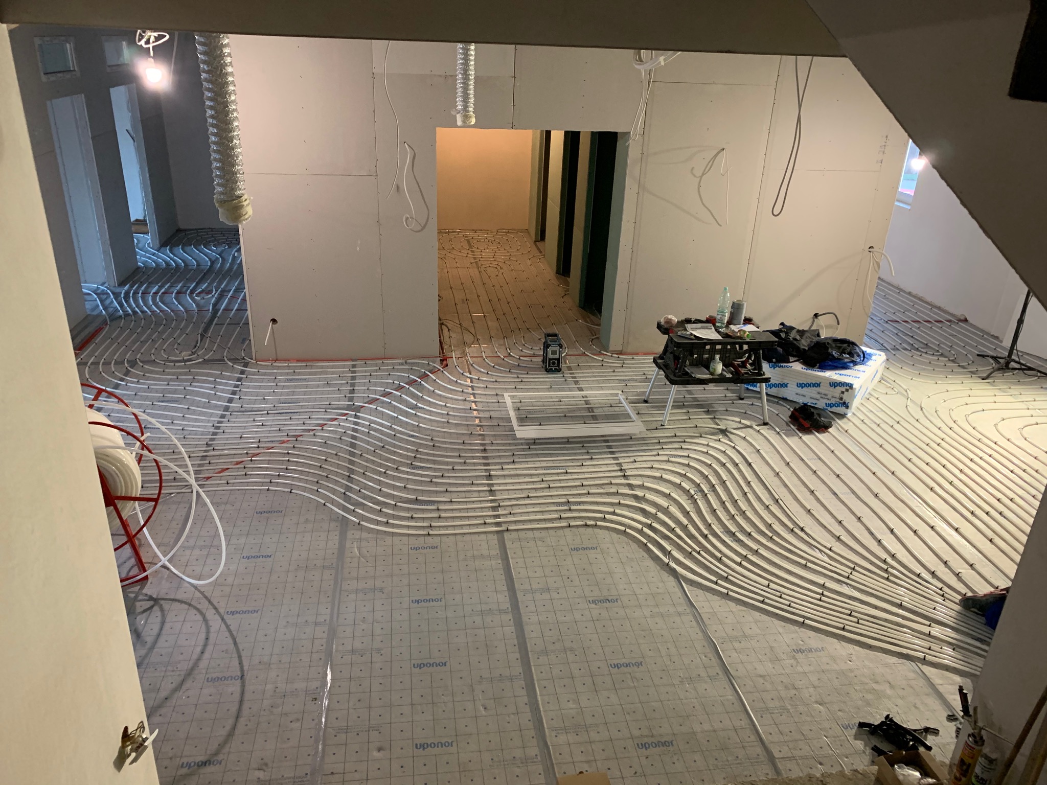 Montaż instalacji ogrzewanie podłogowego.