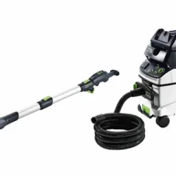 Szlifierka przegubowa do ścian i sufitów marki Festool Planex LHS 225 EQ-Plus z odkurzaczem mobilnym AutoClean na białym tle.