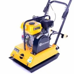 Żółto-czarna zagęszczarka spalinowa marki Altrad, widok z boku na białym tle.