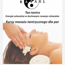 Kobieta z zamkniętymi oczami podczas sesji relaksacyjnej, z białym kwiatem we włosach i ręcznikiem pod głową, logo firmy i tekst reklamowy w tle.