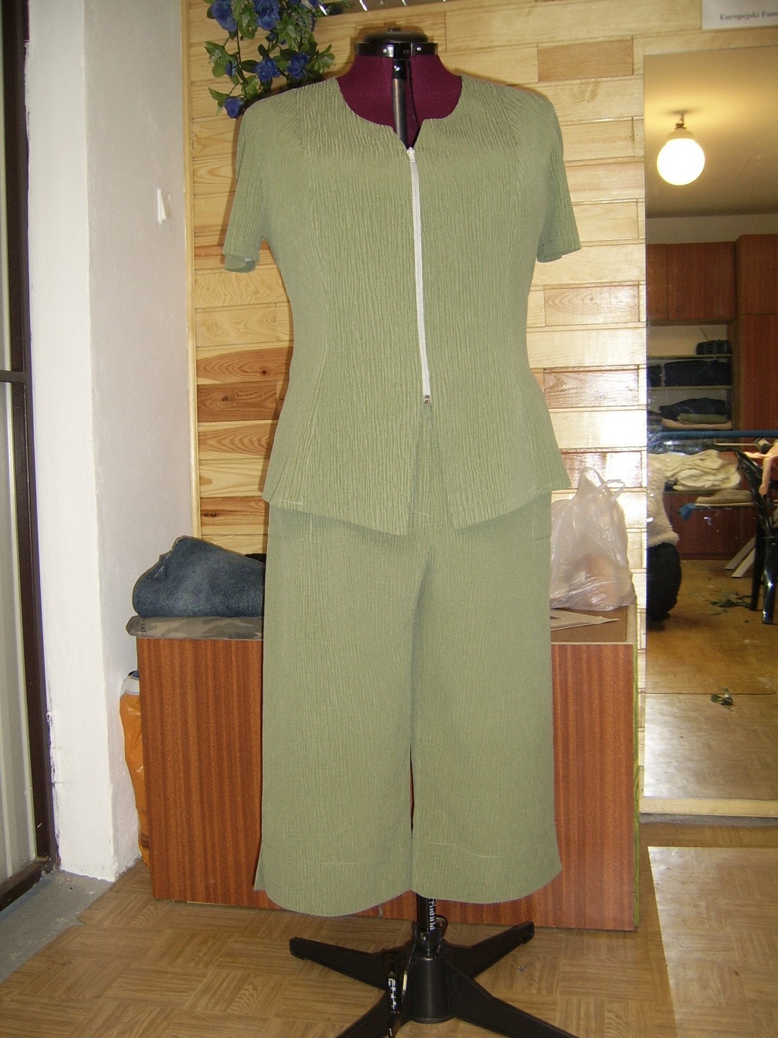 Usługi krawieckie; szycie na miarę, szycie firan, przeróbki krawieckie, szycie pokrowców.