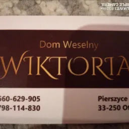 Wizytówka Domu Weselnego Wiktoria z adresem Pierszyce 36, Otfinów i numerami telefonów 660-629-905 oraz 798-114-830, na rozmytym tle.