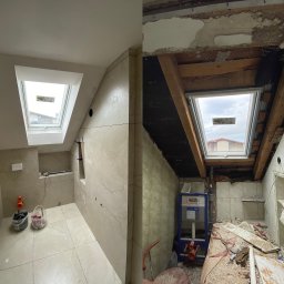 INSIDE HOME - DAMIAN RUSINEK - Dwa ujęcia łazienki w trakcie remontu: po lewej płytki na ścianach i podłodze, okno dachowe, po prawej surowy stan z odsłoniętymi belkami, gruzem, instalacją podtynkową i fragmentami starych płytek.