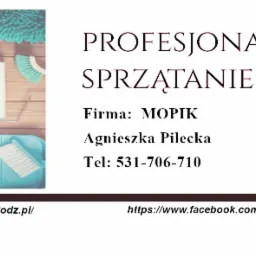 Profesjonalne sprzątanie - wizytówka firmy MOPiK z zestawem akcesoriów czyszczących w odcieniach błękitu i turkusu na drewnianym tle, zawierająca nazwę firmy, imię i nazwisko właścicielki...